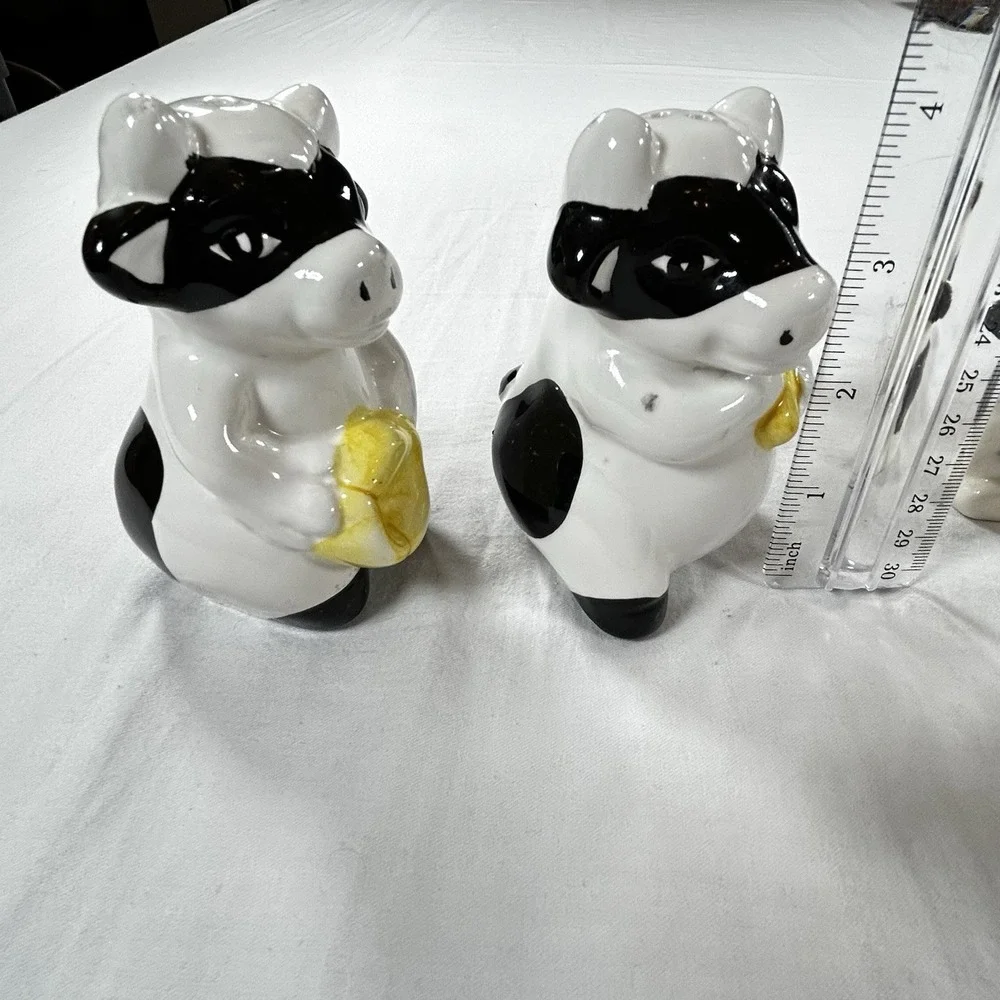 Vtg Cow Salt And Pepper Shakers 4 Napkin Holder Black And White Batter Catcher